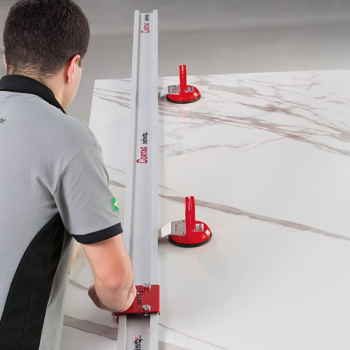Sistema Cortag Infinity fijado con ventosas sobre una placa de porcelánico de gran formato