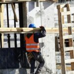 Profesional trabajando en obra con herramientas eléctricas para perforación