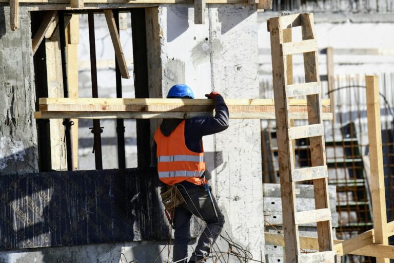 Profesional trabajando en obra con herramientas eléctricas para perforación