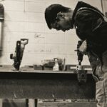 Uso de taladro eléctrico en trabajos de madera y montaje