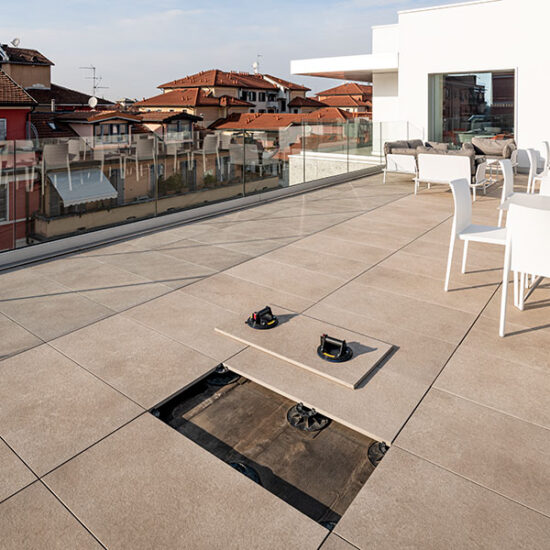 Terraza de ático terminada con pavimento elevado registrable