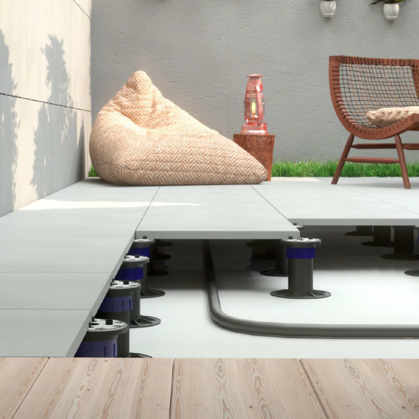 Terraza exterior con pavimento elevado sobre plots Peygran XSP