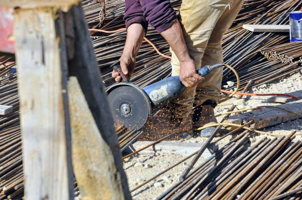 Profesional de la construcción trabajando en una obra