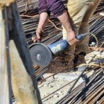 Profesional de la construcción trabajando en una obra