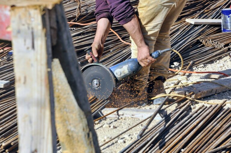 Profesional de la construcción trabajando en una obra