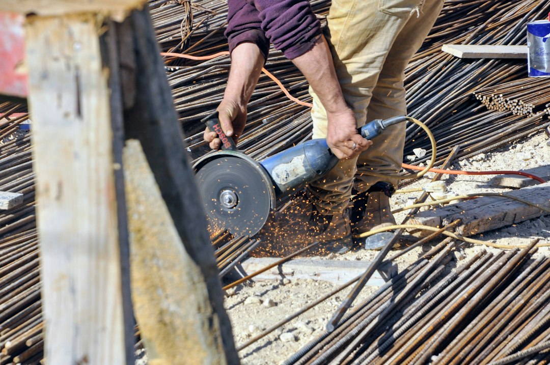 Profesional de la construcción trabajando en una obra