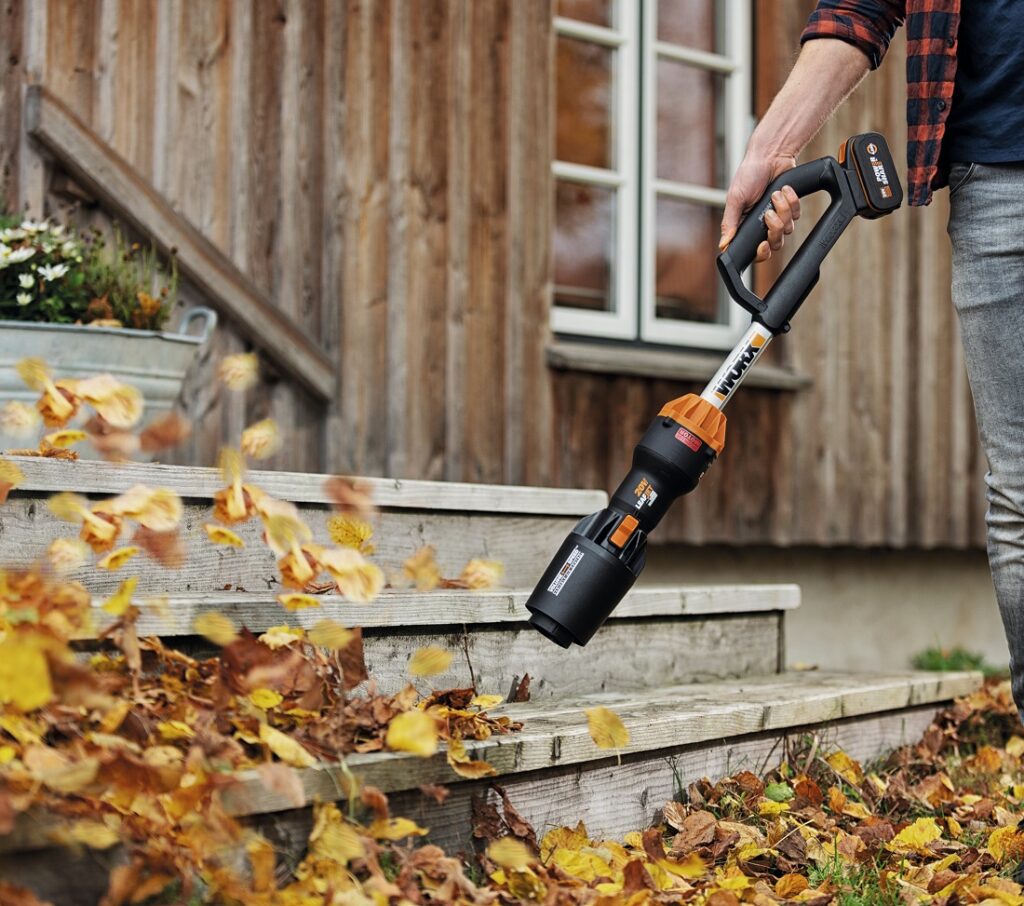 Soplador WORX LeafJet limpiando hojas en una zona exterior