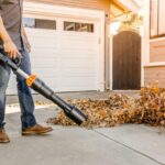 Soplador WORX LeafJet WG585E 40V en uso limpiando hojas en una entrada
