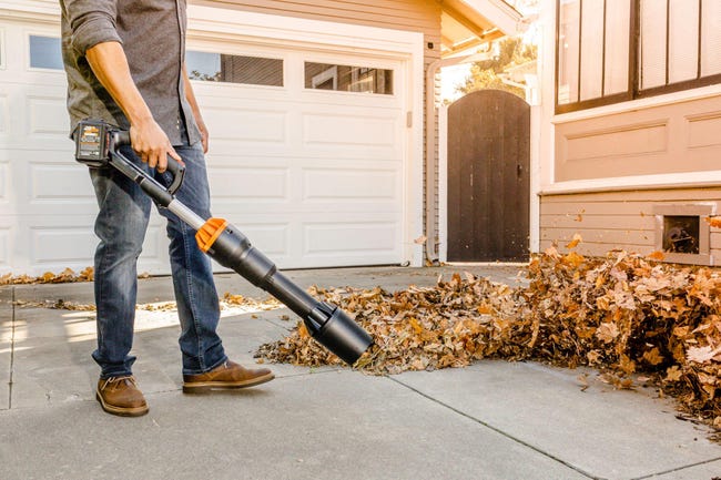 Soplador WORX LeafJet WG585E 40V en uso limpiando hojas en una entrada