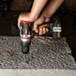 WORX WX354 Slammer Drill perforando hormigón en una aplicación real