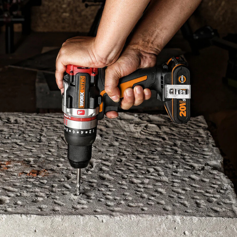 WORX WX354 Slammer Drill perforando hormigón con tecnología Active Hammer
