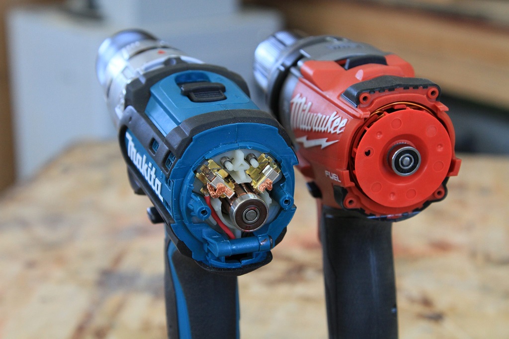 Comparativa real de dos trepants oberts: motor amb escombretes a l'esquerra i motor Brushless a la dreta, sense textos sobreposats