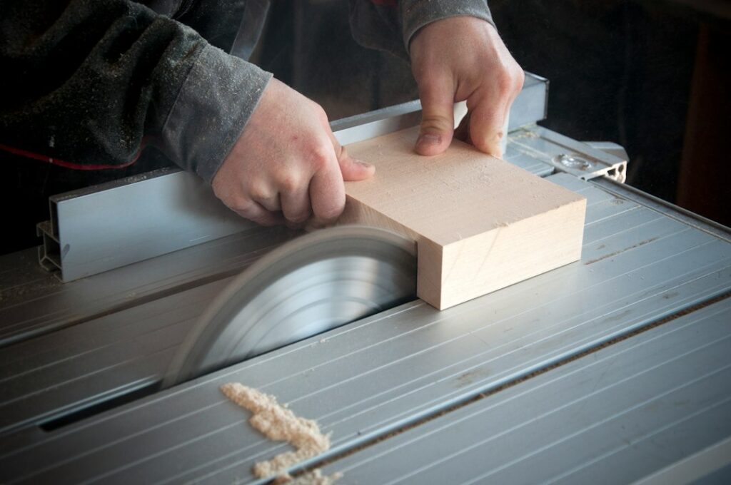 Profesional utilizando una sierra circular para cortar madera en un taller