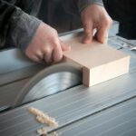 Profesional utilizando una sierra circular para cortar madera en un taller