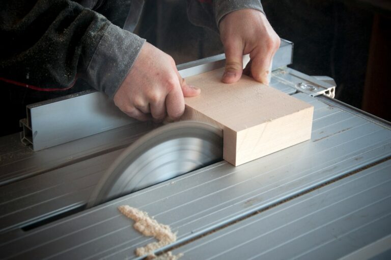 Profesional utilizando una sierra circular para cortar madera en un taller