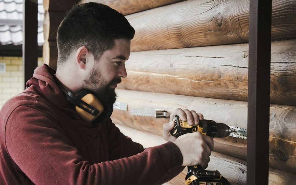 Profesional utilizando un taladro inalámbrico a batería durante un trabajo de construcción