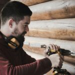 Profesional utilizando un taladro inalámbrico a batería durante un trabajo de construcción
