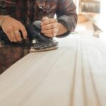 Profesional lijando madera en un taller, una aplicación que requiere control y extracción de polvo