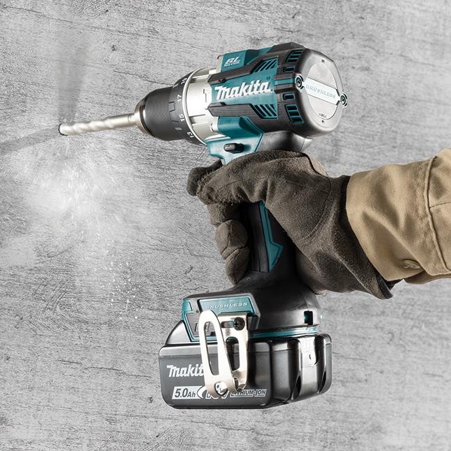 Taladro Makita DHP489 LXT Brushless perforando durante un trabajo profesional