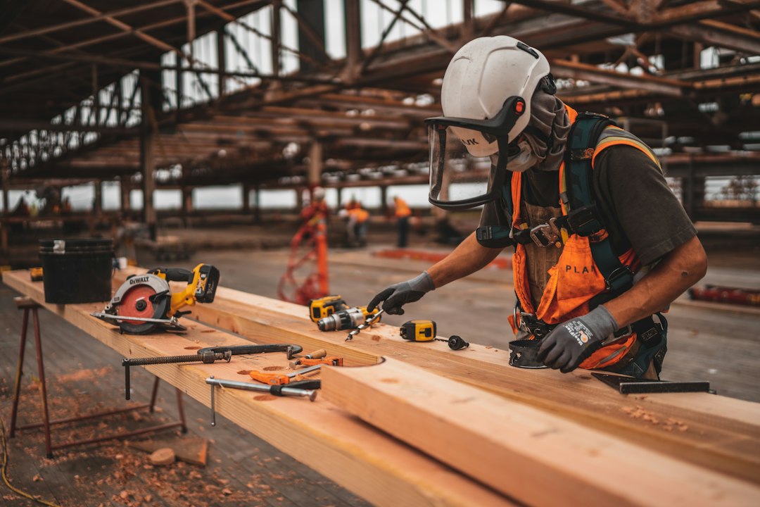 Profesional de la construcción trabajando con una herramienta eléctrica