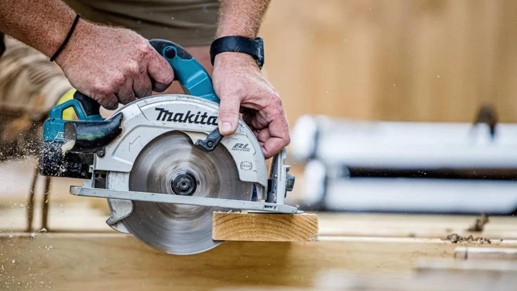 Serra circular Makita en ús tallant una peça de fusta