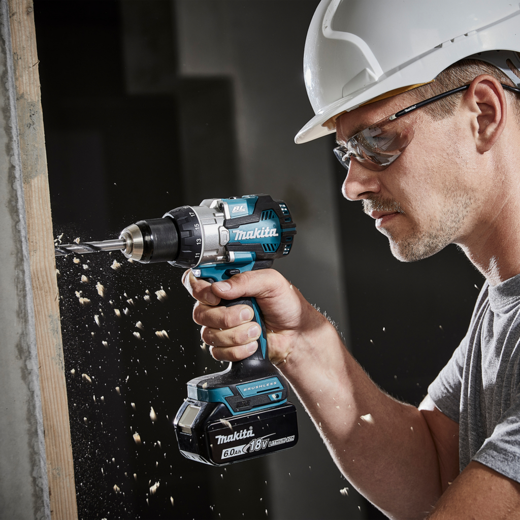 Taladro a batería Makita DHP489 trabajando en madera